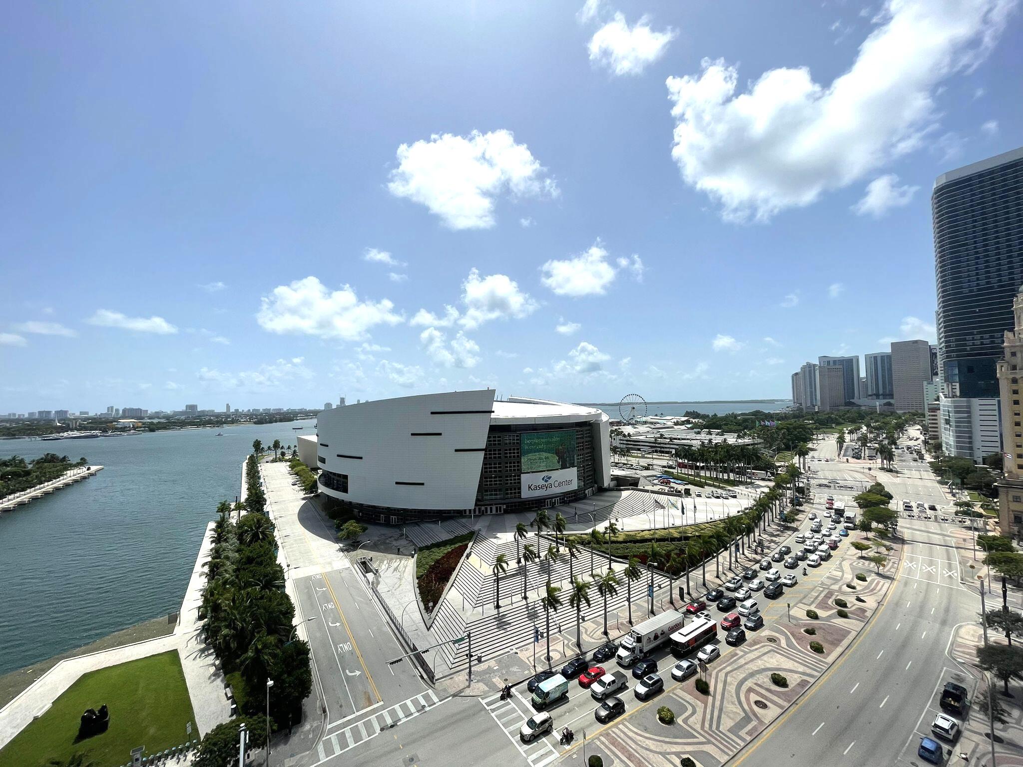 888 Biscayne Boulevard, Unit 811 Miami, FL 33132 - Photo 15 of 33 a view of a terrace with sky view
