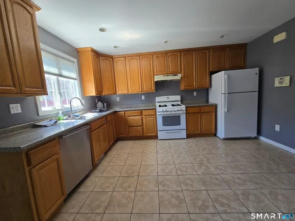 $2,600 | 148 Granfield Avenue, Bridgeport, CT 06610