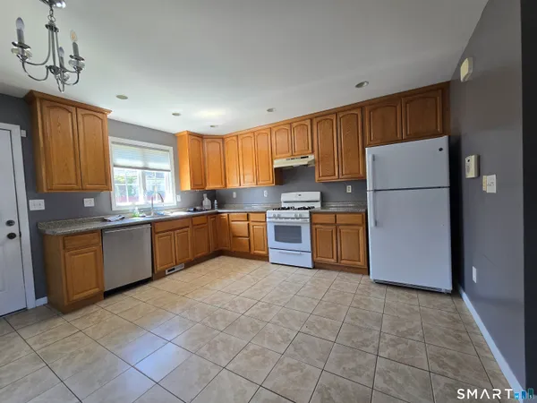 $2,600 | 148 Granfield Avenue, Bridgeport, CT 06610