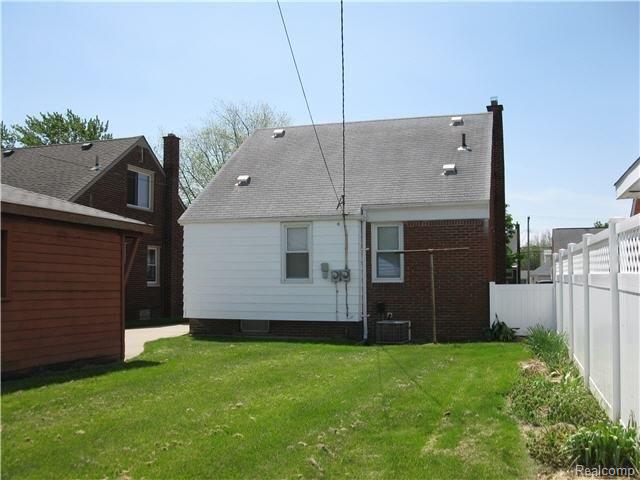 13308 Rosedale Street Southgate, MI 48195 - Photo 4 of 15 Room for kids/pets to play!