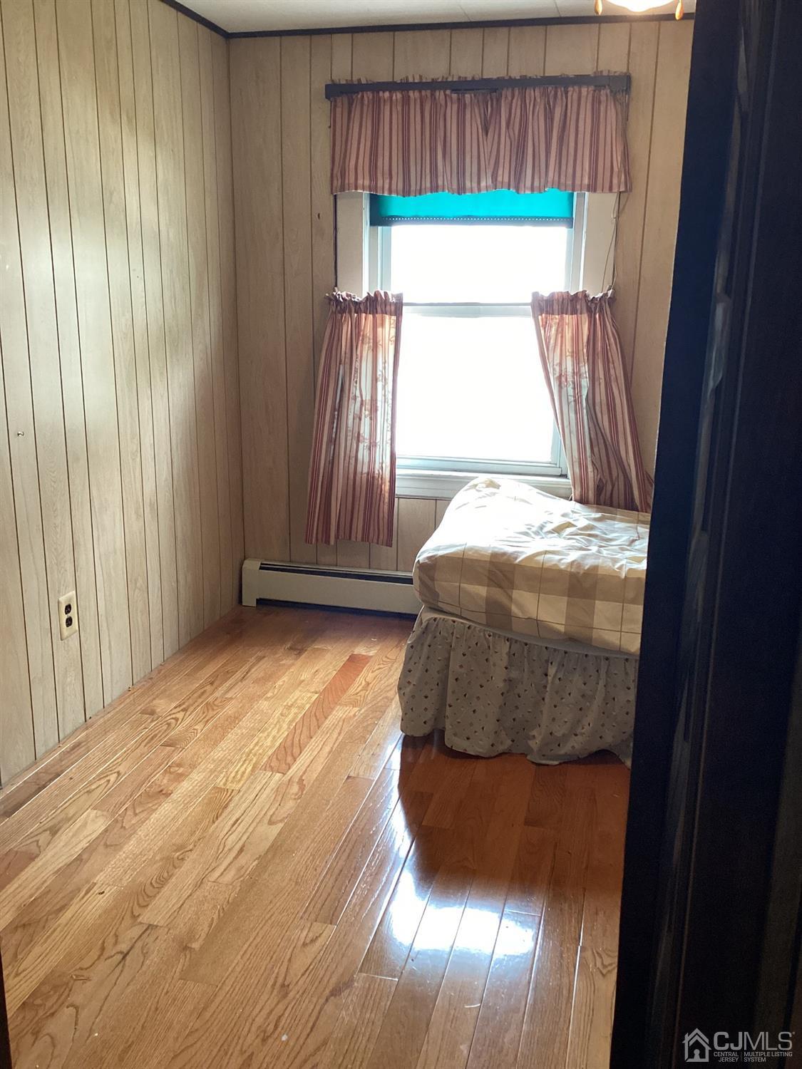39 Silver Lake Avenue Edison, NJ 08817 - Photo 14 of 20 a bedroom with window and gate