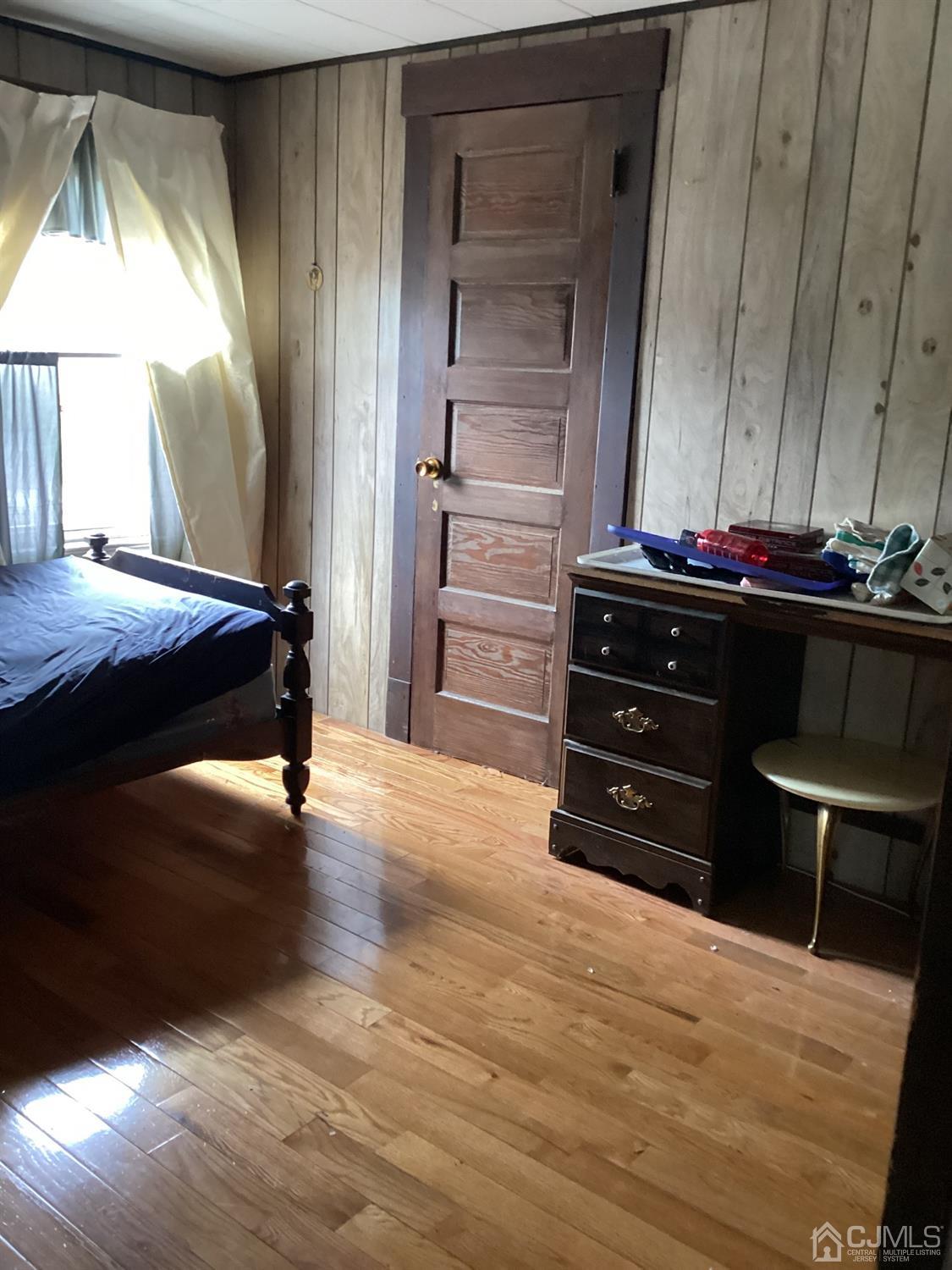 39 Silver Lake Avenue Edison, NJ 08817 - Photo 10 of 20 a room with a dresser and a chair