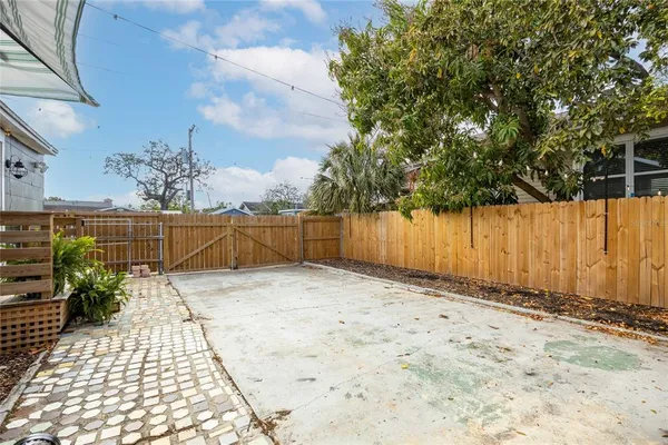 a view of a backyard