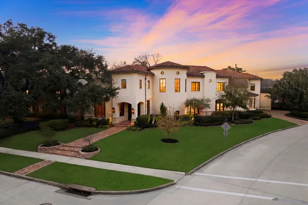 a view of a house with backyard sitting area and garden