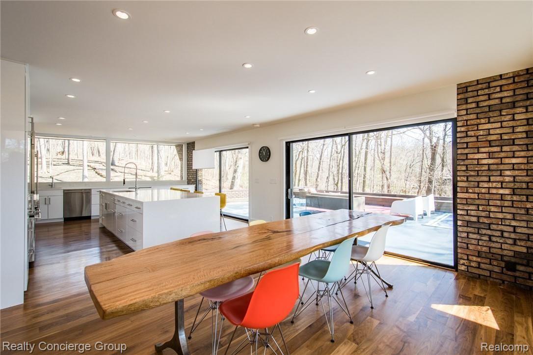 700 Spring Valley Road Ann Arbor, MI 48105 - Photo 7 of 38 Breakfast Area w/ doorwall to deck