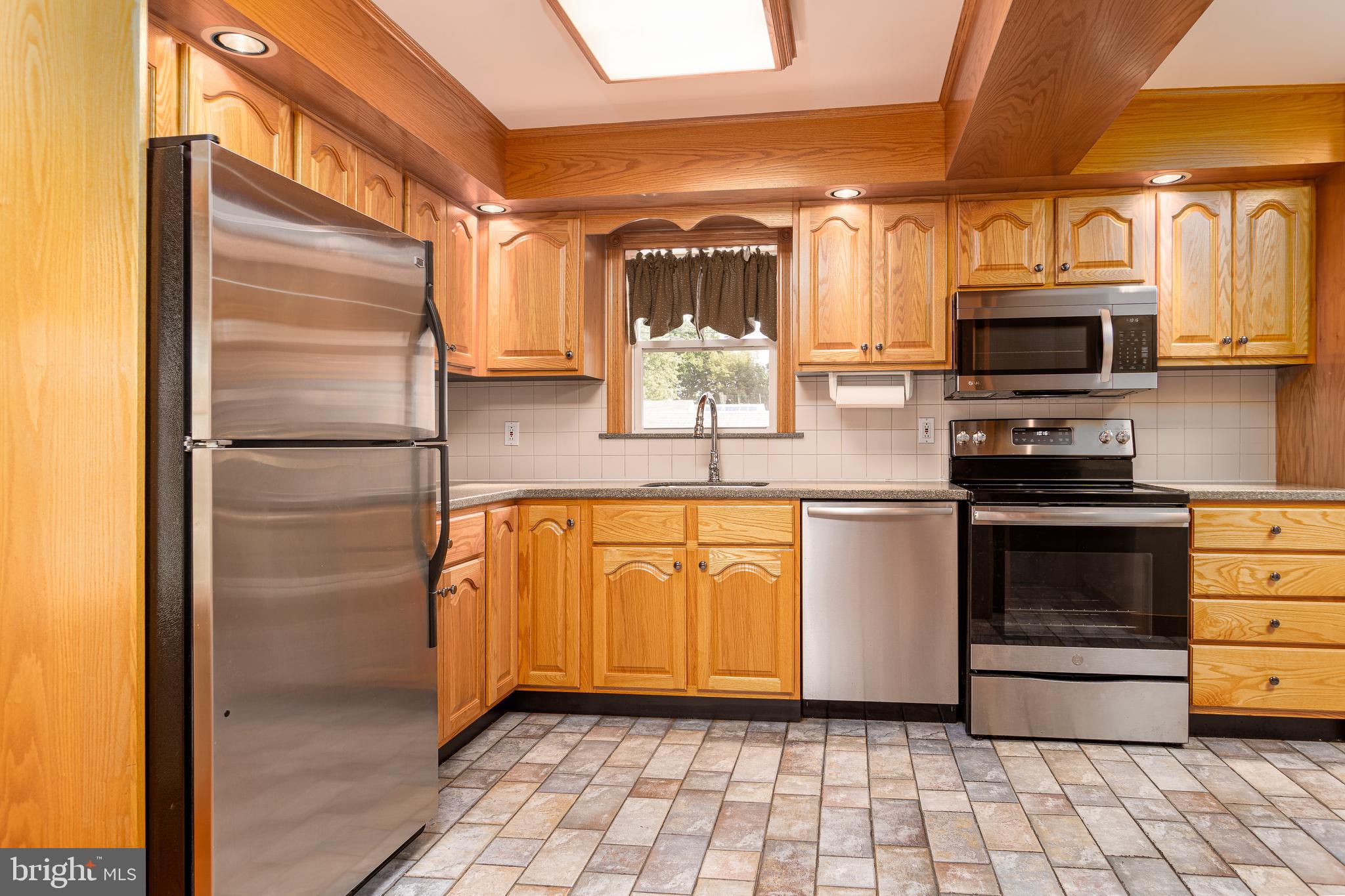608 Rutledge Avenue Folsom, PA 19033 - Photo 4 of 28 Refrigerator included in the sale