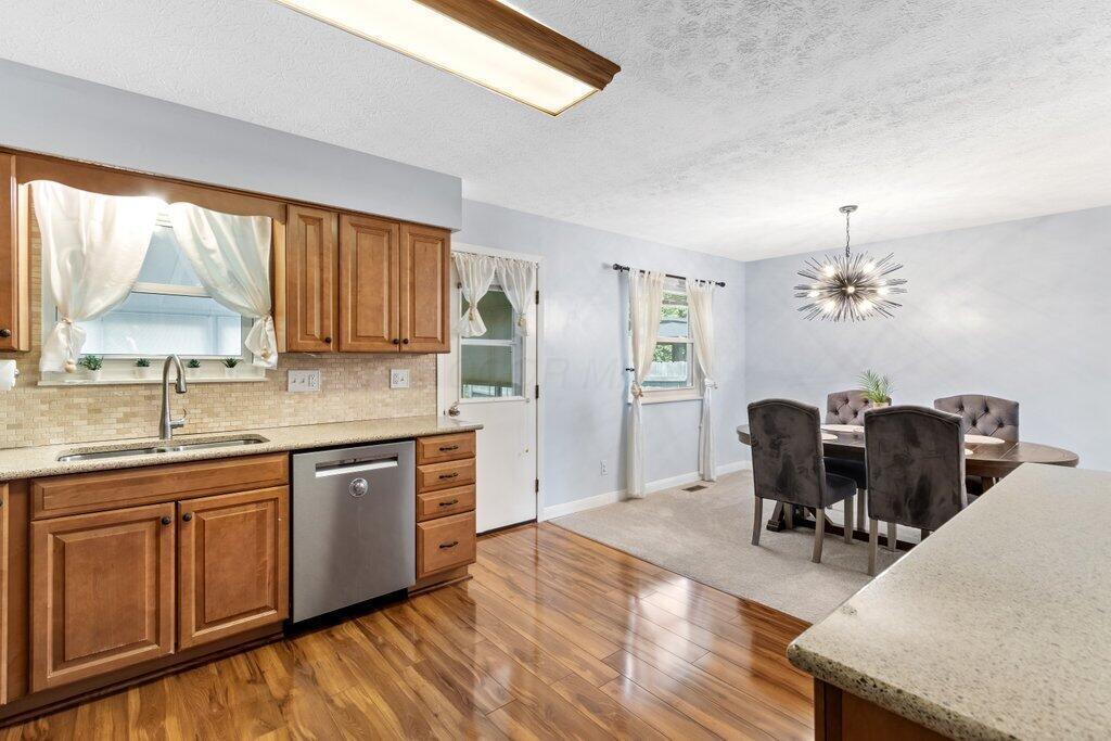 8189 Longhorn Road Powell, OH 43065 - Photo 6 of 24 KITCHEN AND DINING ROOM