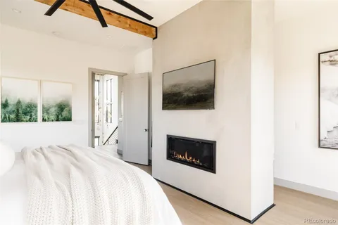 a en suite bathroom with a sink and a mirror