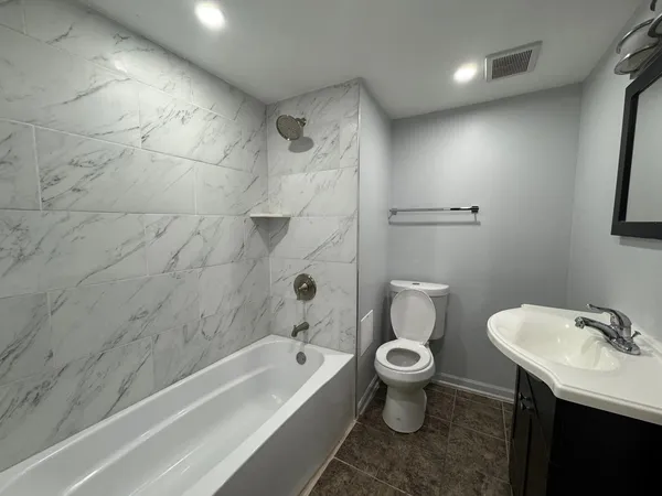 $2,800 | 1140 West Roscoe Street, Unit G, Chicago, IL 60657