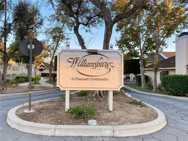 a sign that is sitting on a brick wall