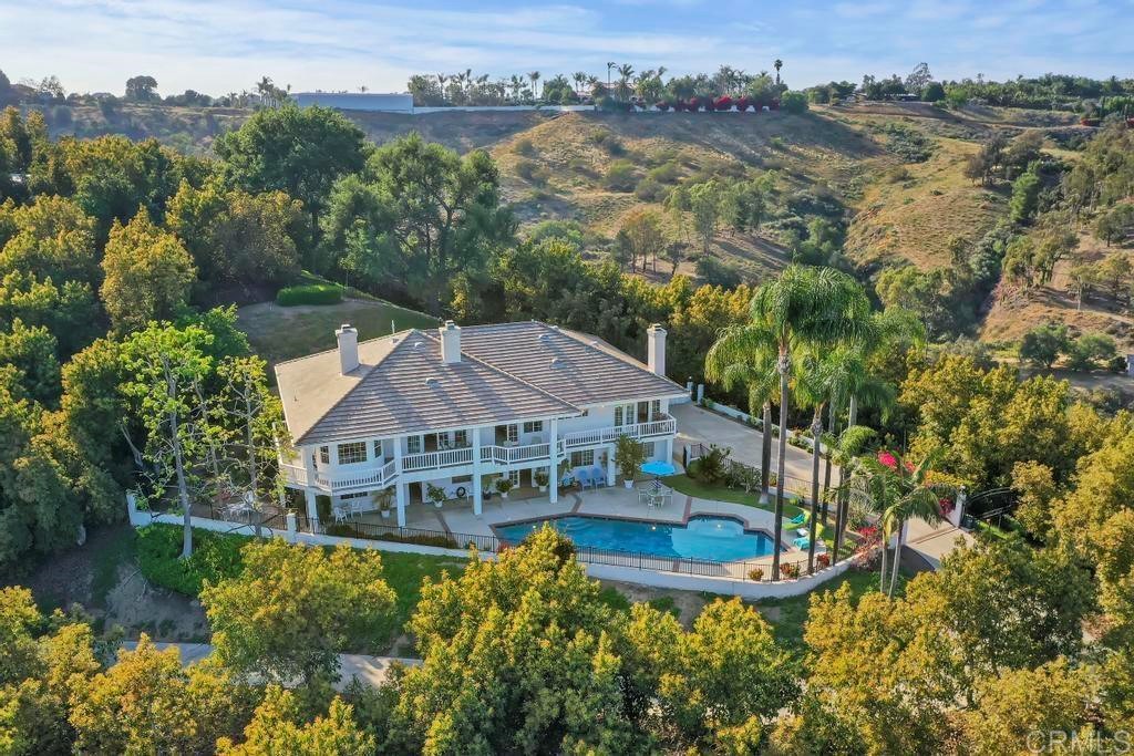 an aerial view of house with yard and lake view