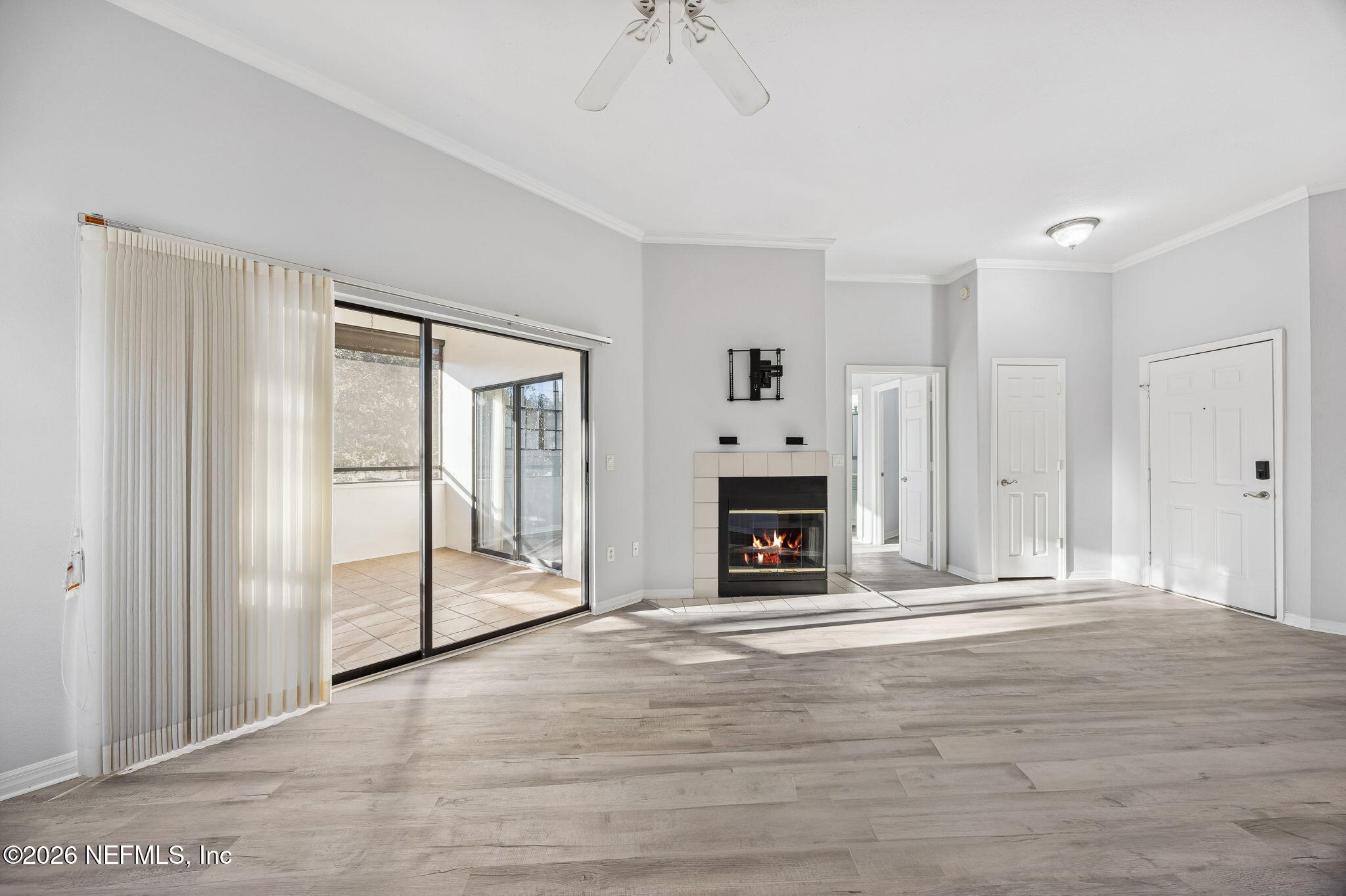 10150 Belle Rive Boulevard, Unit 1806 Jacksonville, FL 32256 - Photo 9 of 51 Living Room