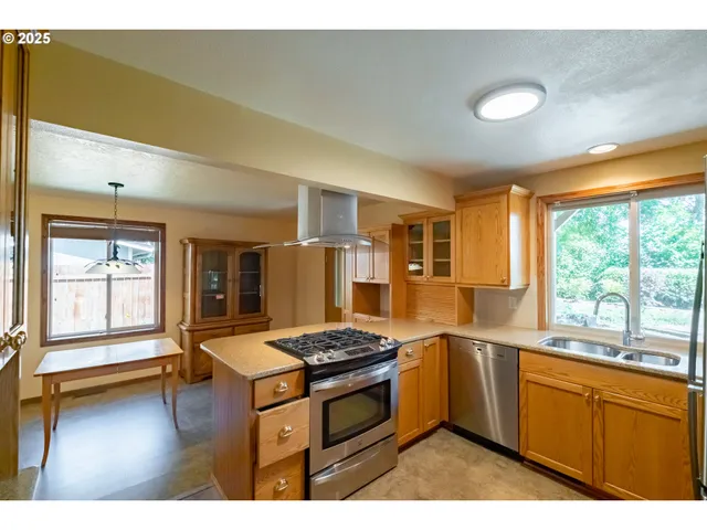 $499,900 | 2465 40th Avenue Southeast, Albany, OR 97322