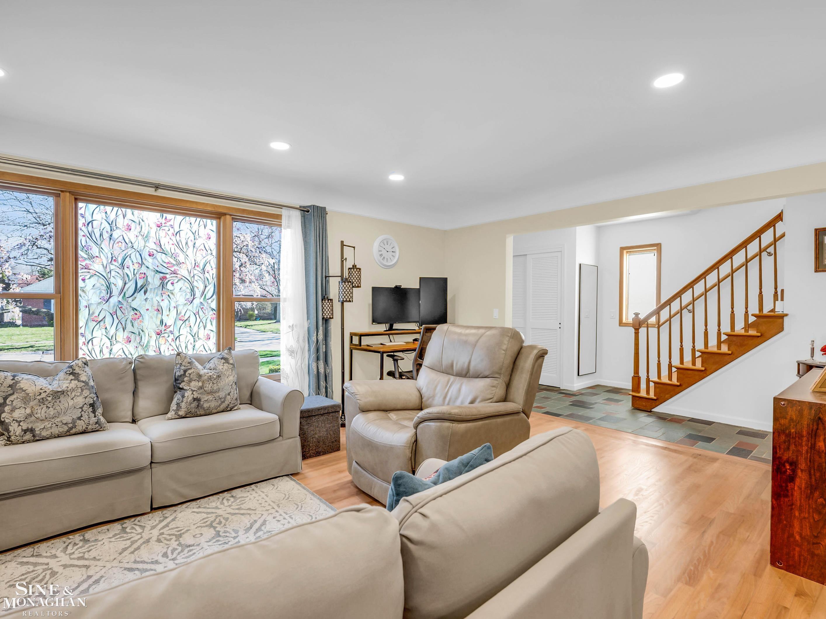 347 Ridgemont Road Grosse Pointe, MI 48236 - Photo 10 of 77 50139299-d3ee23d1-60d0-4924-bc38-3450453ee342.JPG