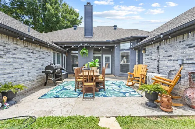 a view of a back yard