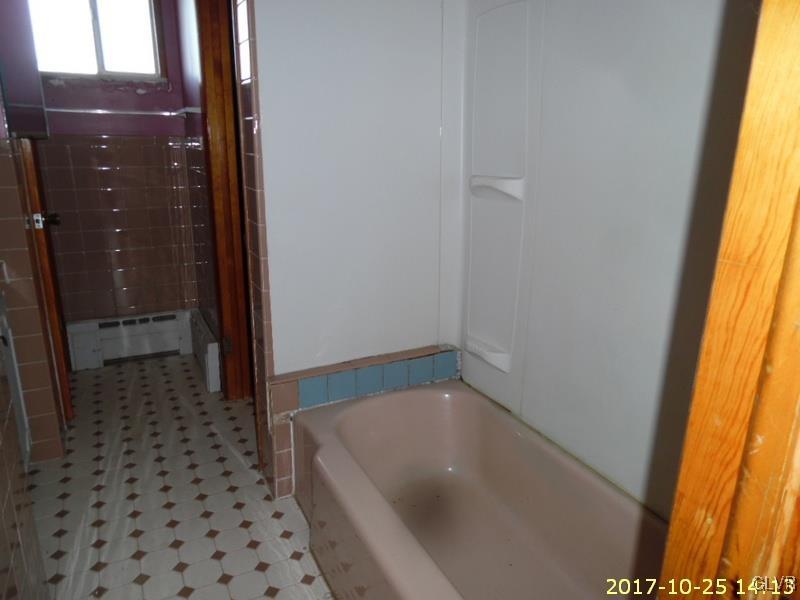 731 Point Phillips Road Bath, PA 18014 - Photo 10 of 22 a bathroom with a bathtub