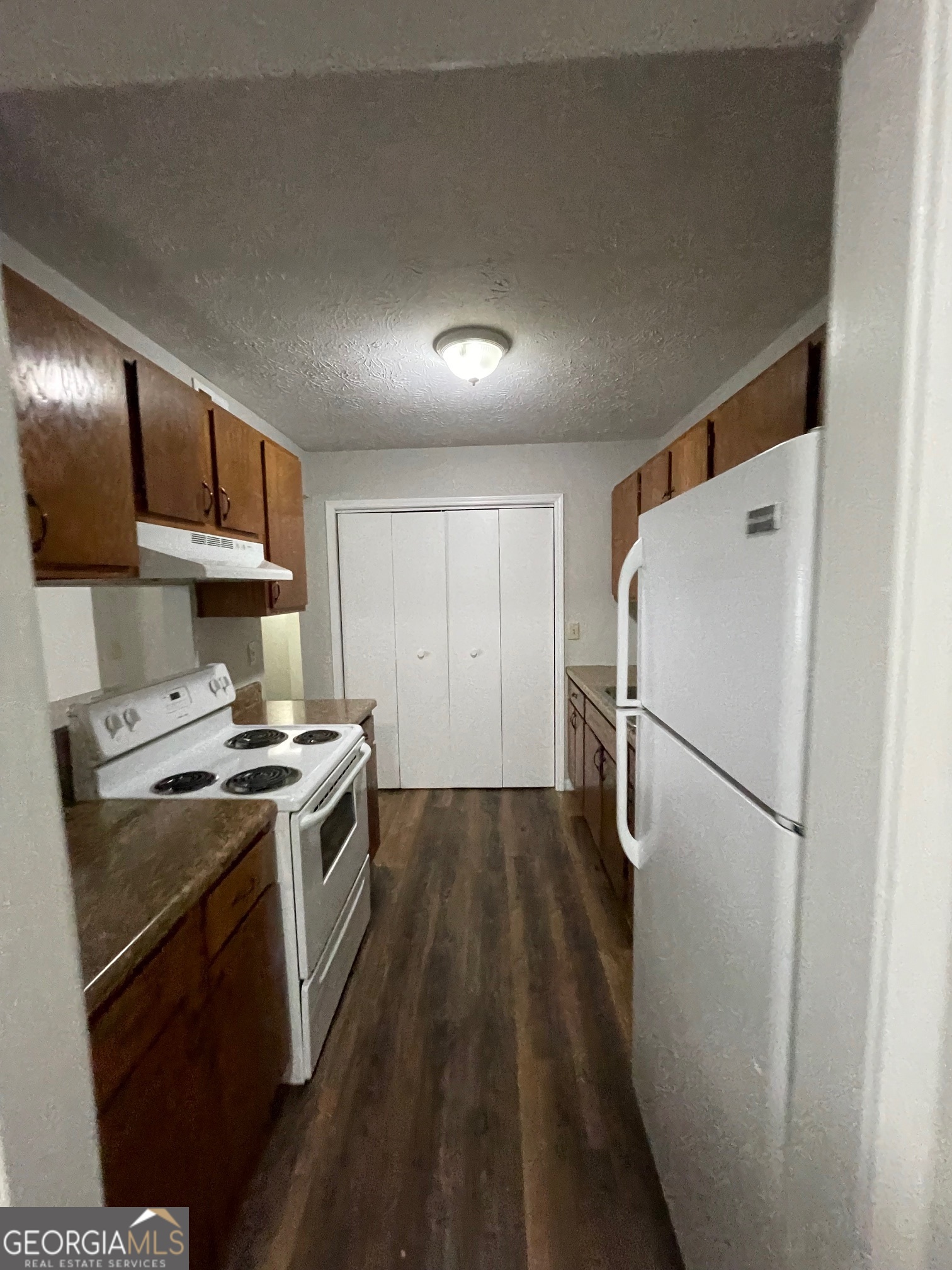 155 Bowen Street, Unit 9 Carrollton, GA 30117 - Photo 11 of 25 a kitchen with a stove a refrigerator and a stove