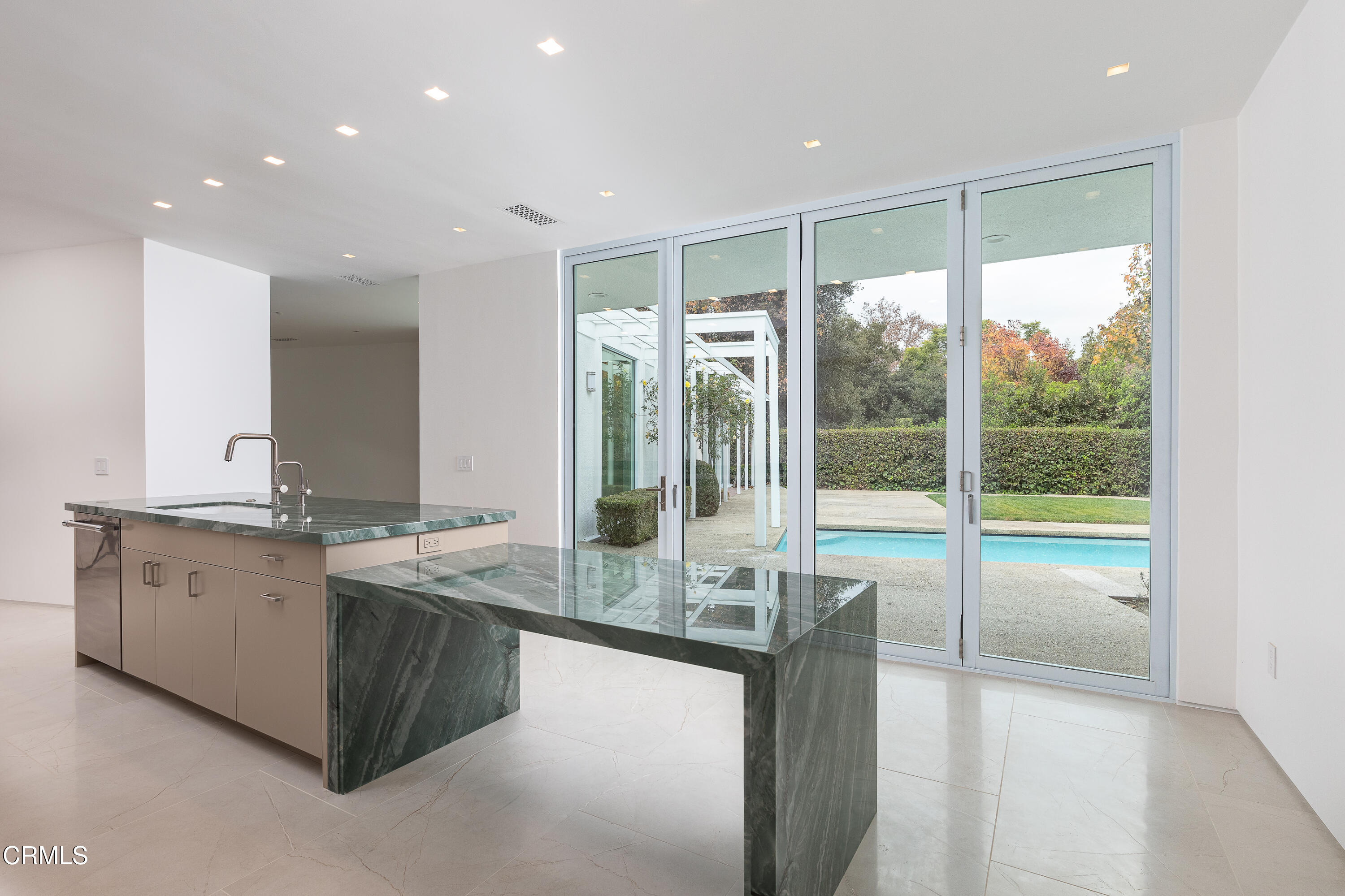 800 Canon Drive Pasadena, CA 91106 - Photo 18 of 49 a large bathroom with a large tub and sink