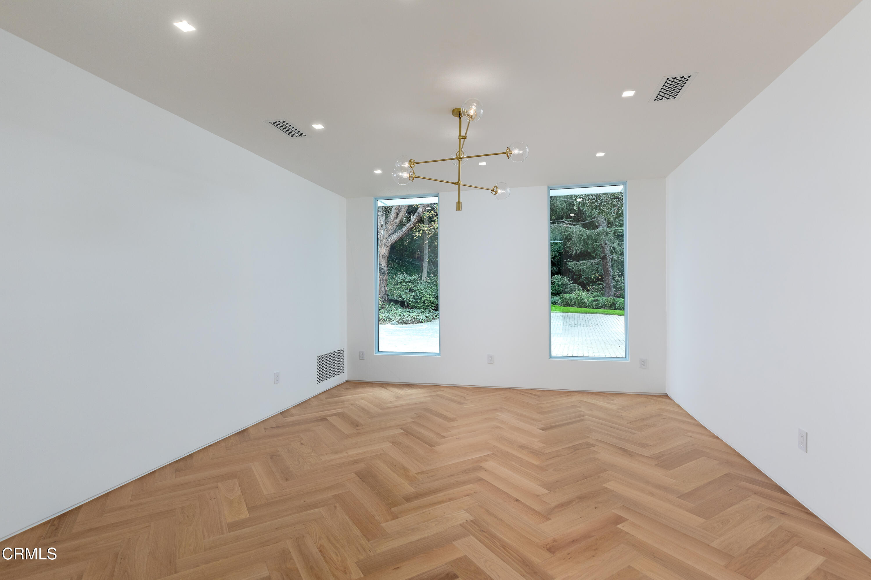 800 Canon Drive Pasadena, CA 91106 - Photo 25 of 49 a view of an empty room with a window