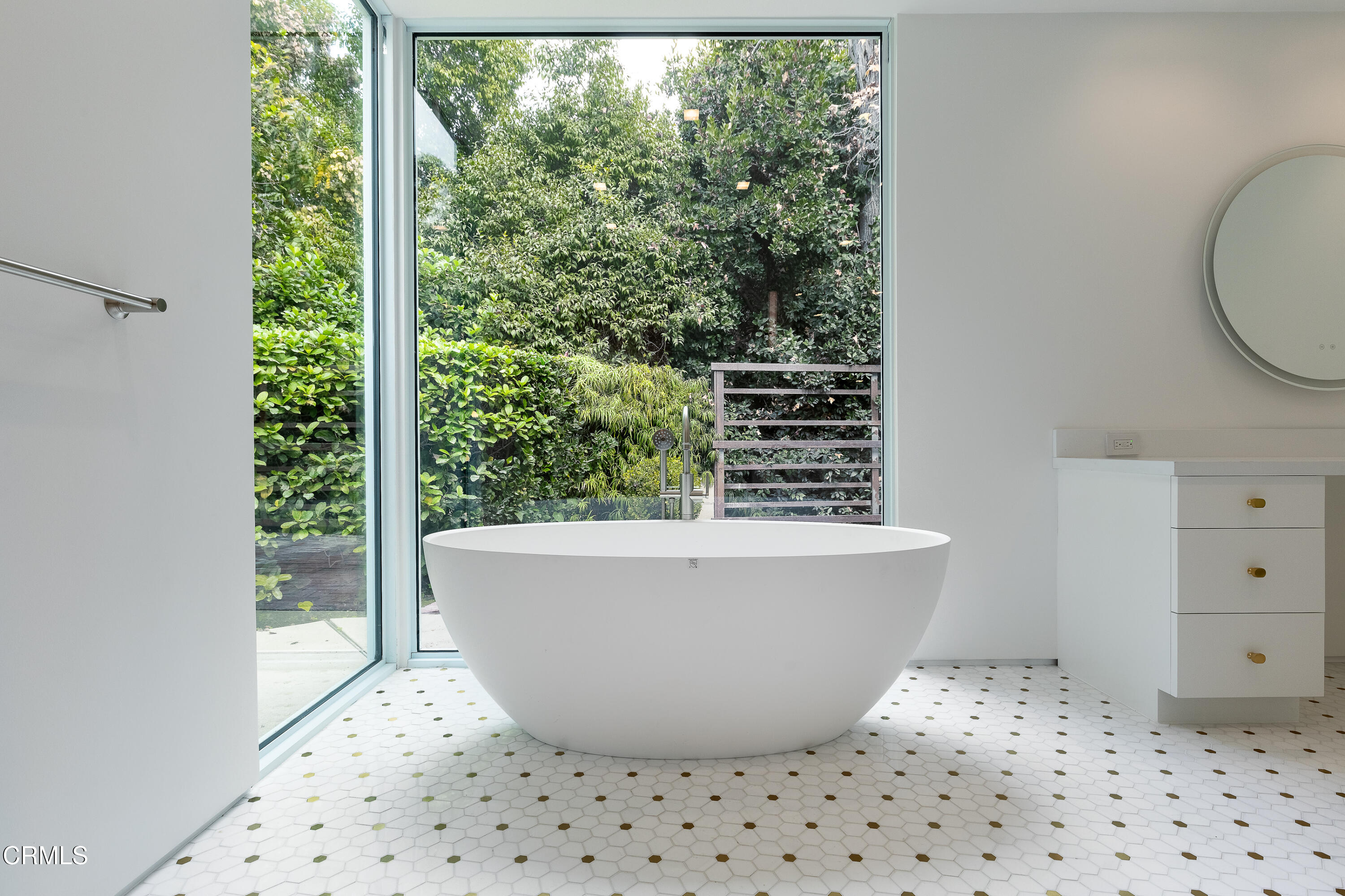 800 Canon Drive Pasadena, CA 91106 - Photo 30 of 49 a view of a bathtub in a room