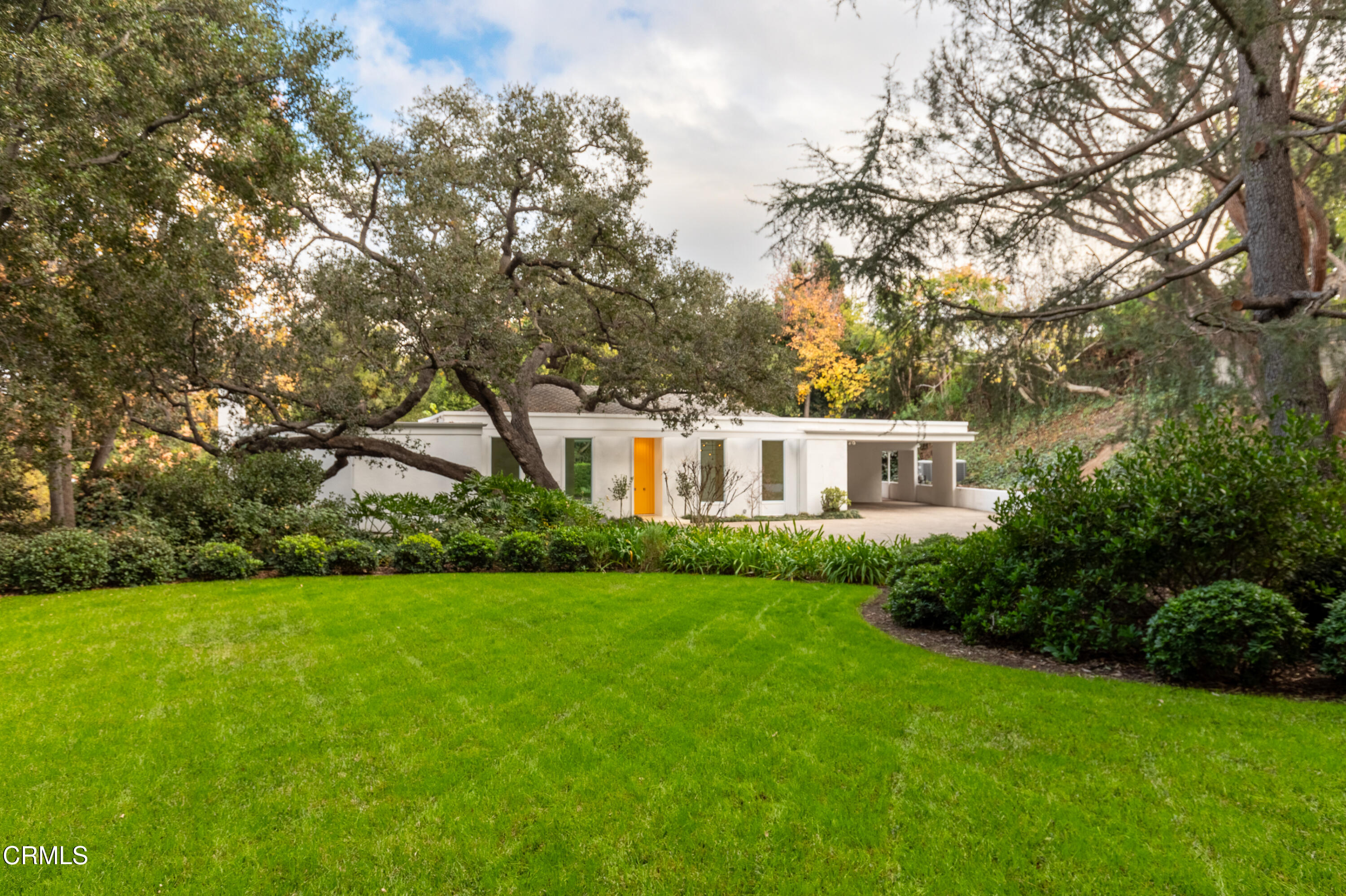 800 Canon Drive Pasadena, CA 91106 - Photo 43 of 49 a front view of a house with a garden