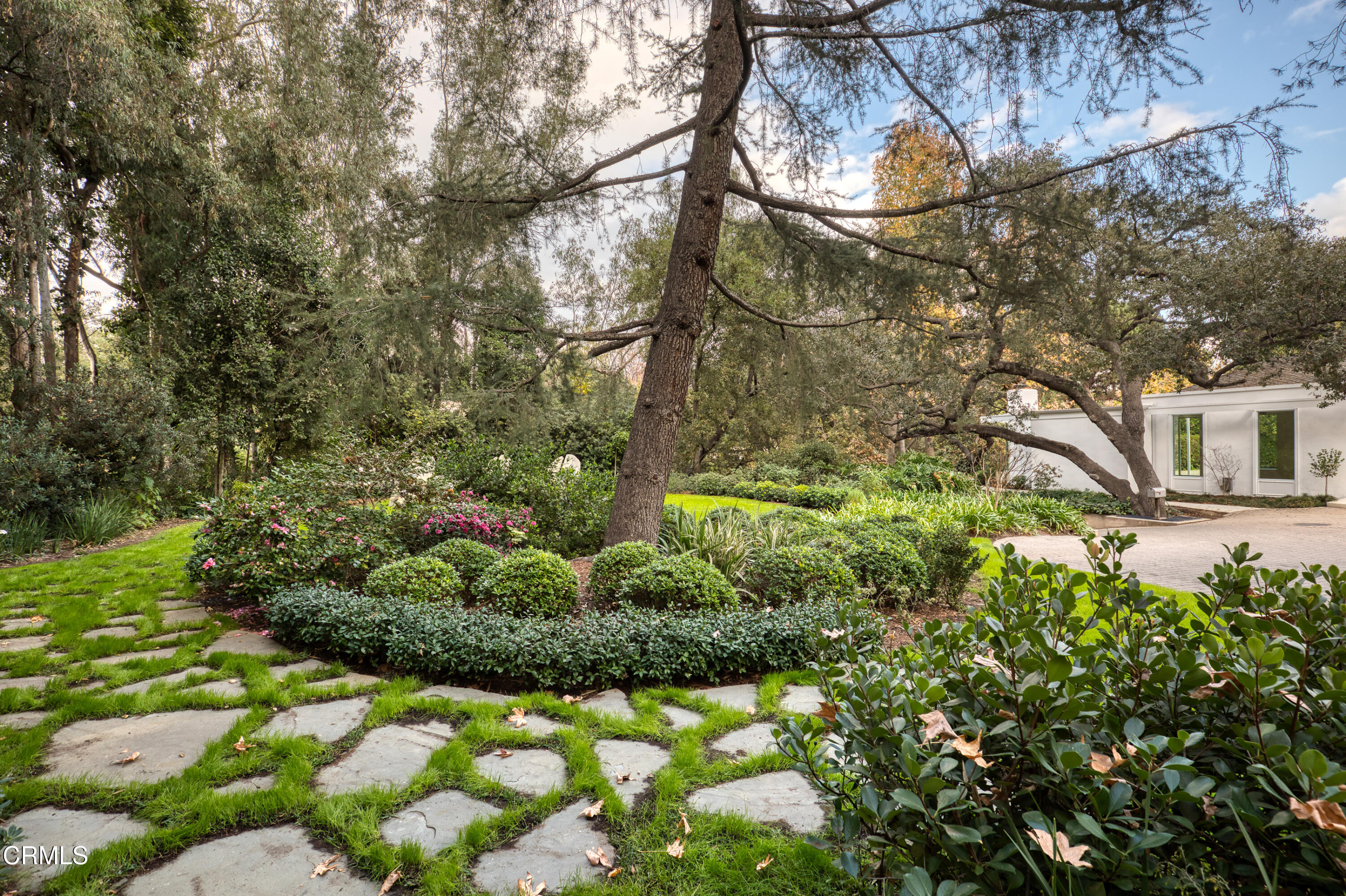 800 Canon Drive Pasadena, CA 91106 - Photo 44 of 49 a backyard of a house with lots of green space