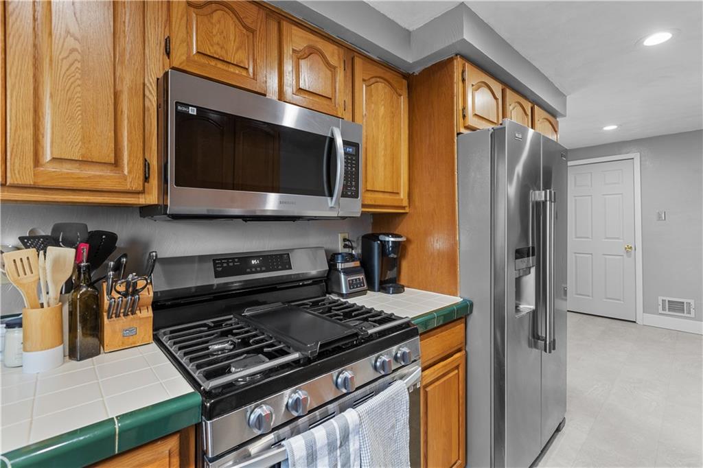956 Shadycrest Road Pittsburgh, PA 15216 - Photo 5 of 9 Gallery Image 5