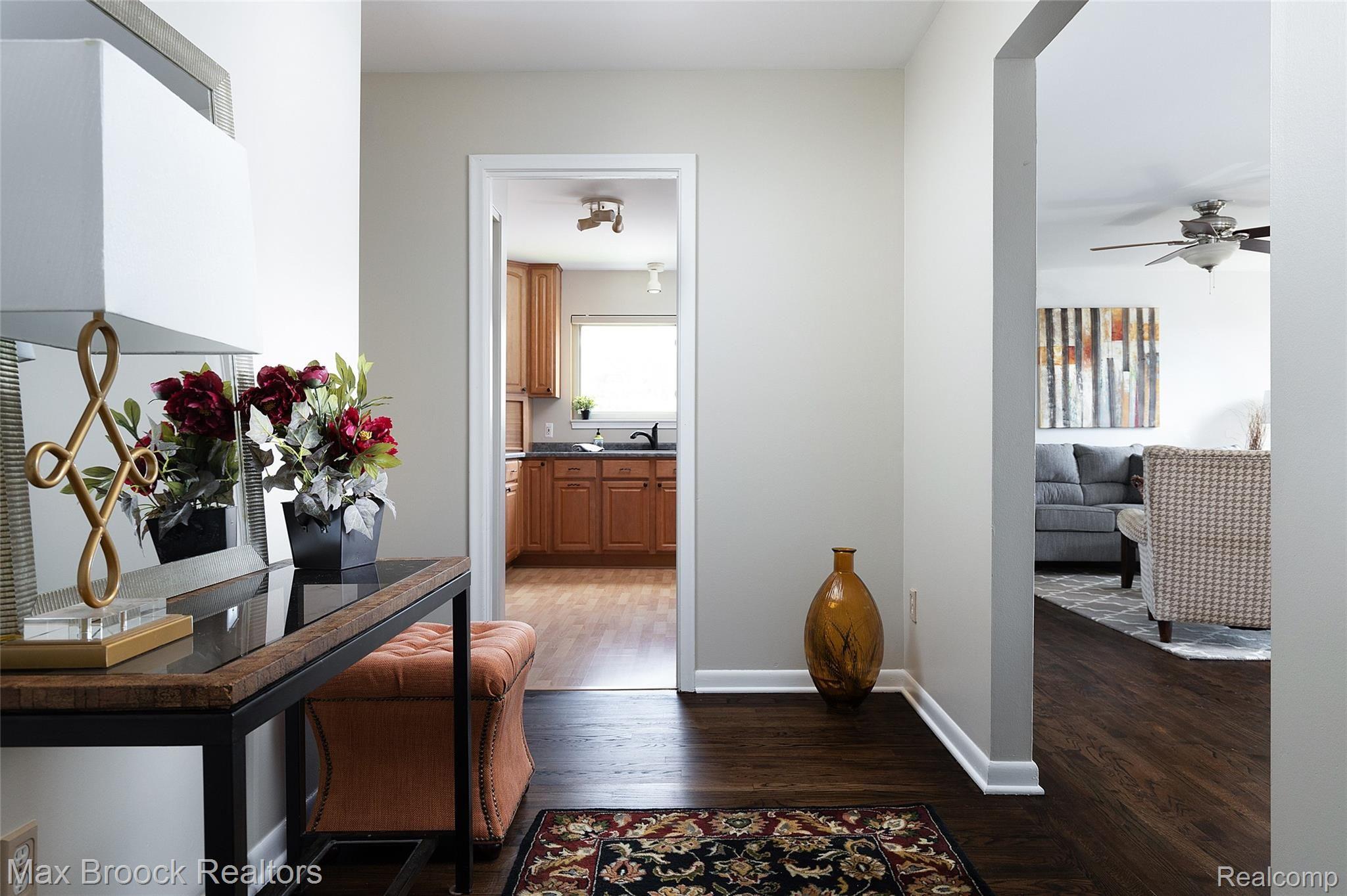 4045 West Maple Road, Unit 204 Bloomfield Hills, MI 48301 - Photo 2 of 23 3.jpg