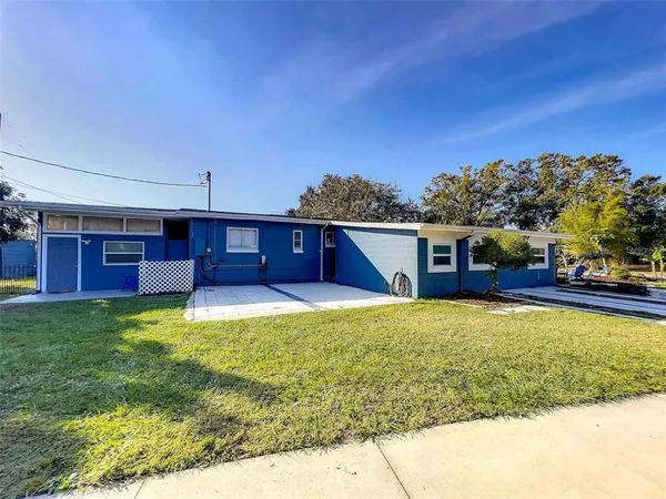 a view of a house with a yard