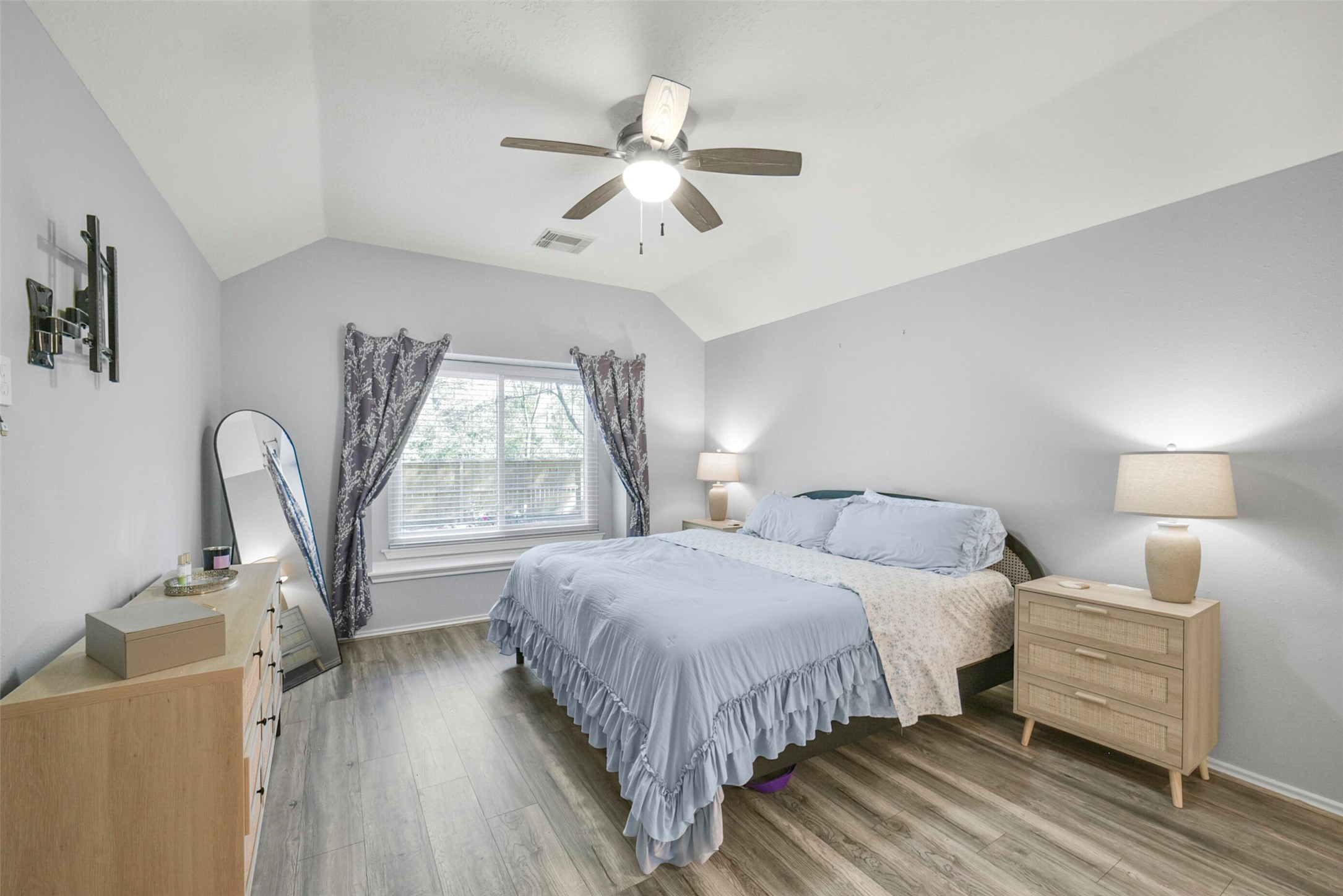 38 Tallow Hill Place Spring, TX 77382 - Photo 20 of 50 Master bedroom: spacious