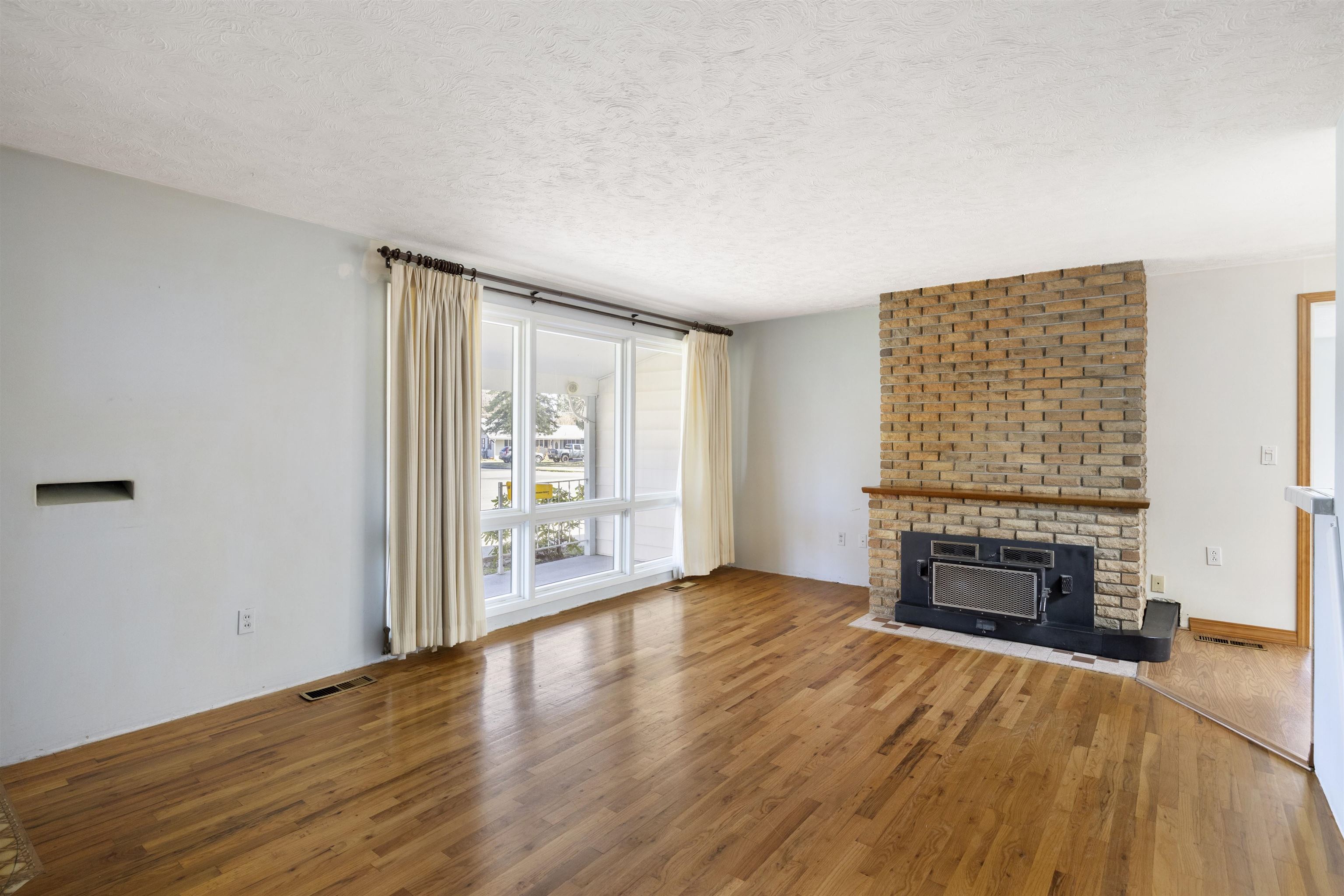 122 East Cozza Drive Spokane, WA 99208 - Photo 2 of 21 Gallery Image 2