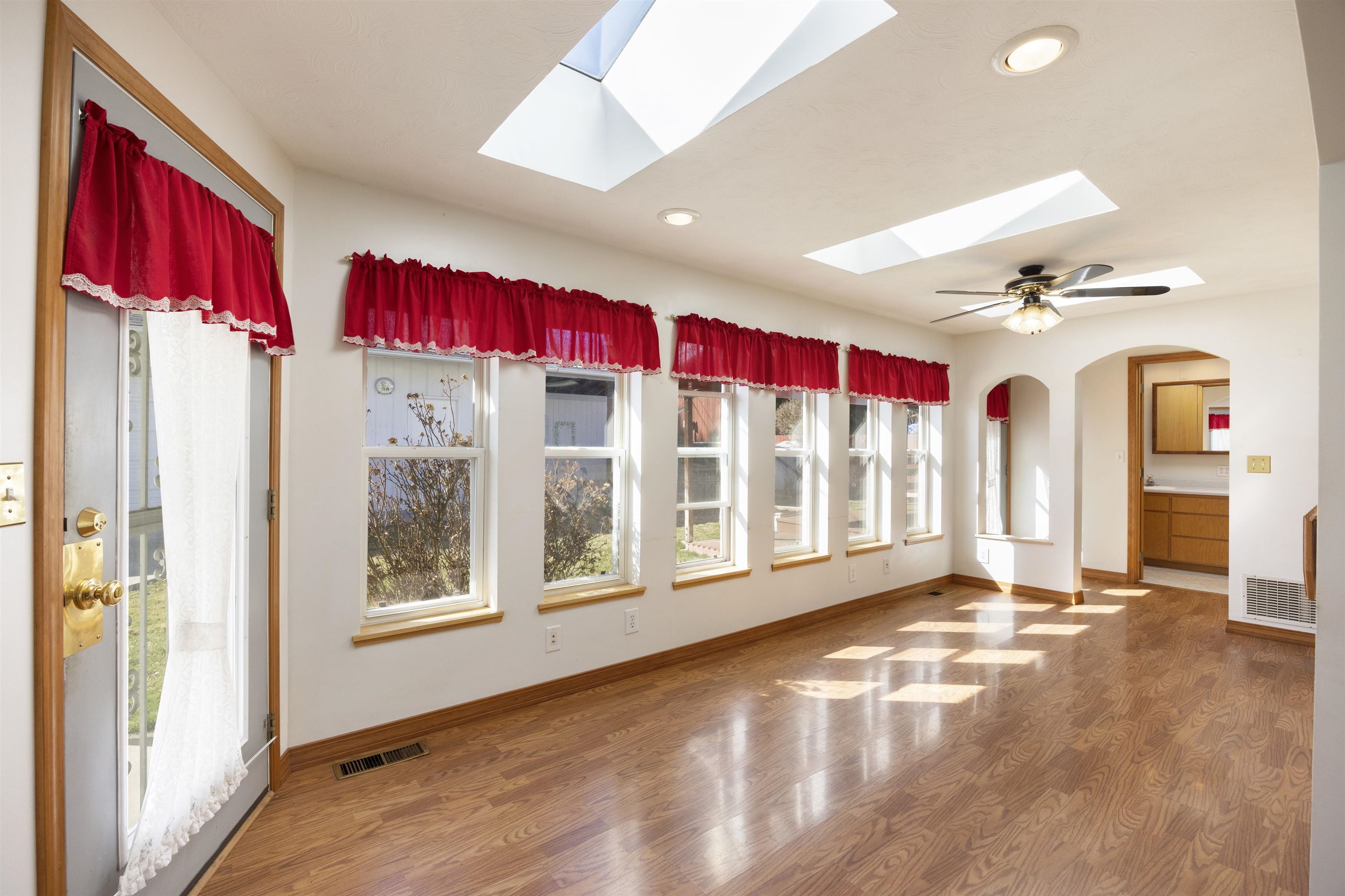 122 East Cozza Drive Spokane, WA 99208 - Photo 5 of 21 Gallery Image 5