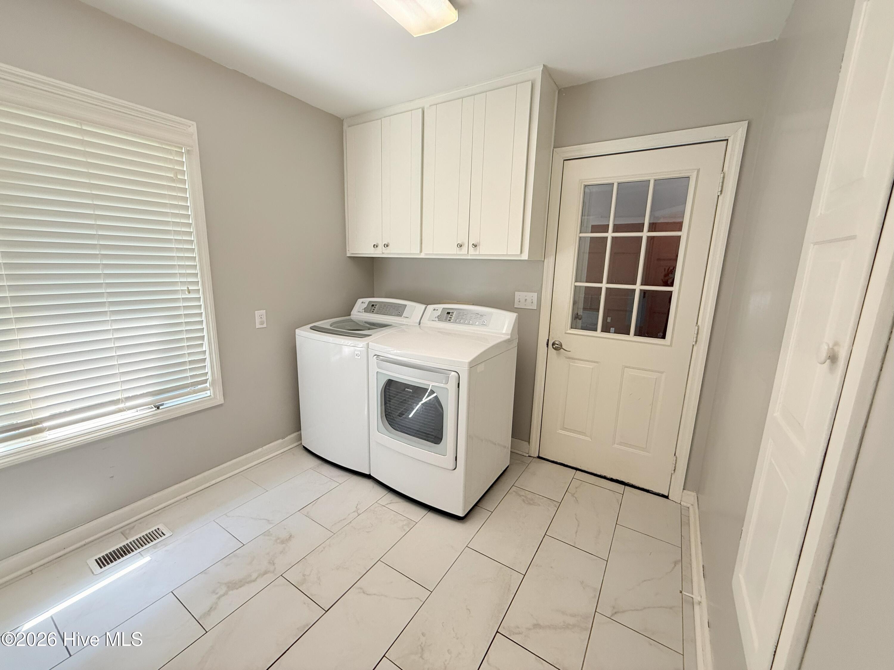 3305 Peppercorn Road New Bern, NC 28562 - Photo 22 of 41 Large Laundry Room