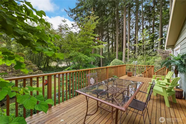 a view of a pathway of a house with a tree