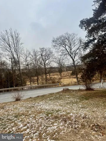 a view of a yard with a house