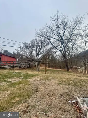 a view of a yard with a house