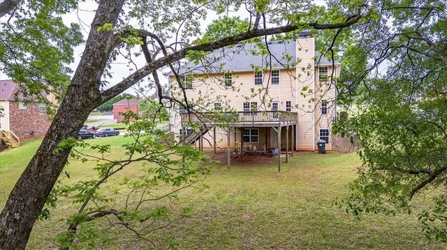 a view of a house with a yard