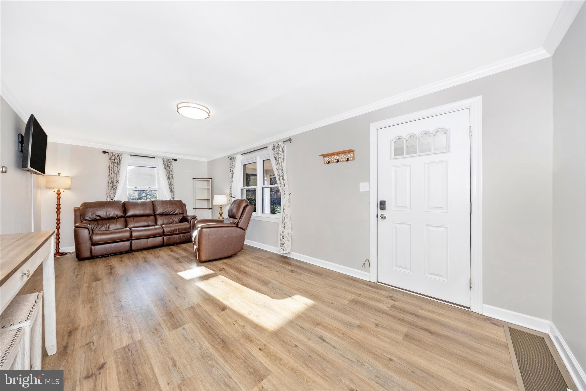 11863 Wolfsville Road Smithsburg, MD 21783 - Photo 4 of 51 a living room with furniture