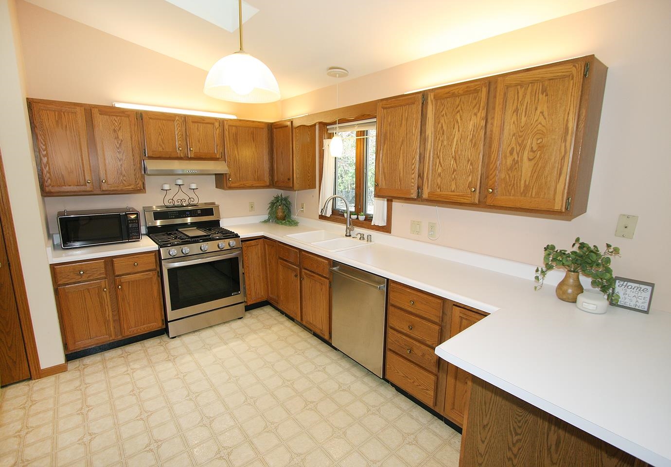 614 Engelhart Drive Madison, WI 53713 - Photo 6 of 40