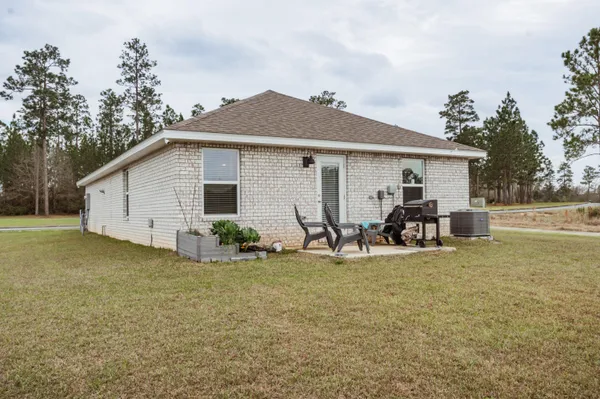 a view of a house with backyard and a garden