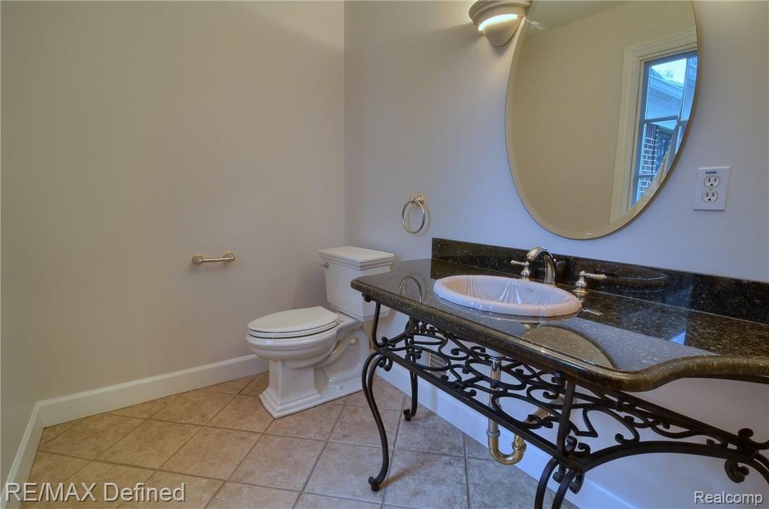 4237 Fieldbrook Road West Bloomfield, MI 48323 - Photo 13 of 41 Half_Bath.jpg