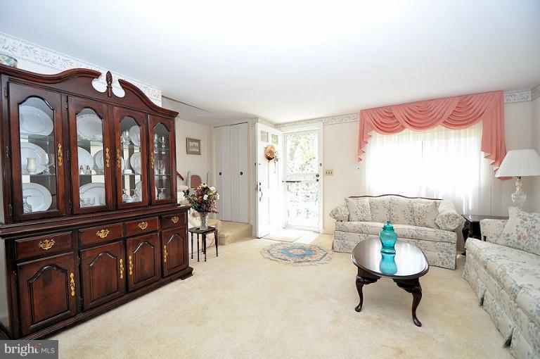1360 Kenton Road Baltimore, MD 21234 - Photo 5 of 19 Living Room