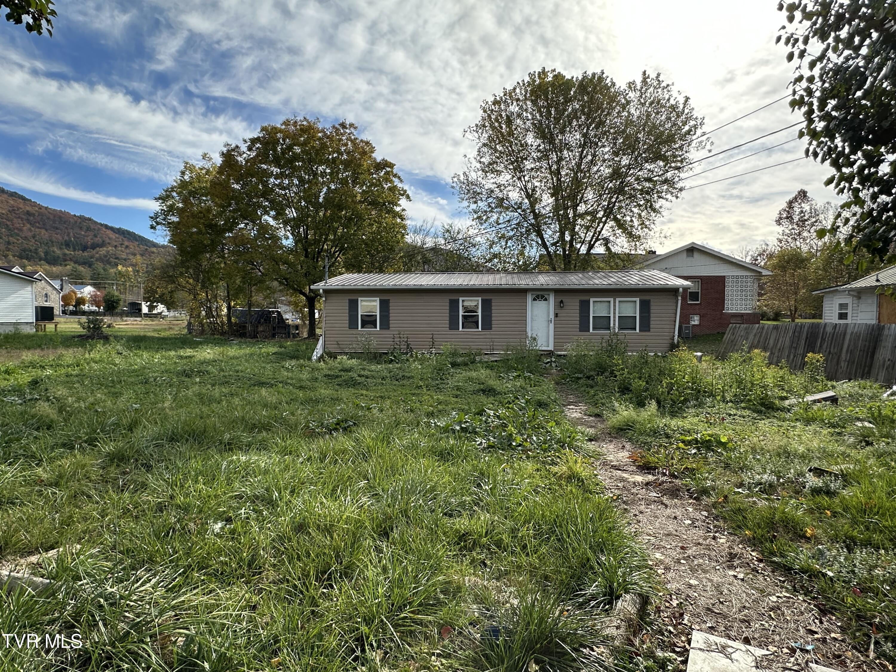 108 Crook Street Hampton, TN 37658 - Photo 2 of 3 IMG_7722