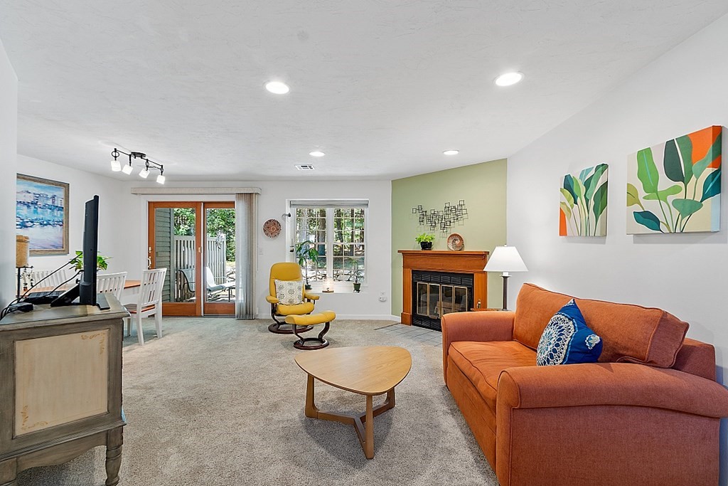 405 Ridgefield Circle, Unit B Clinton, MA 01510 - Photo 4 of 25 Gallery Image 4