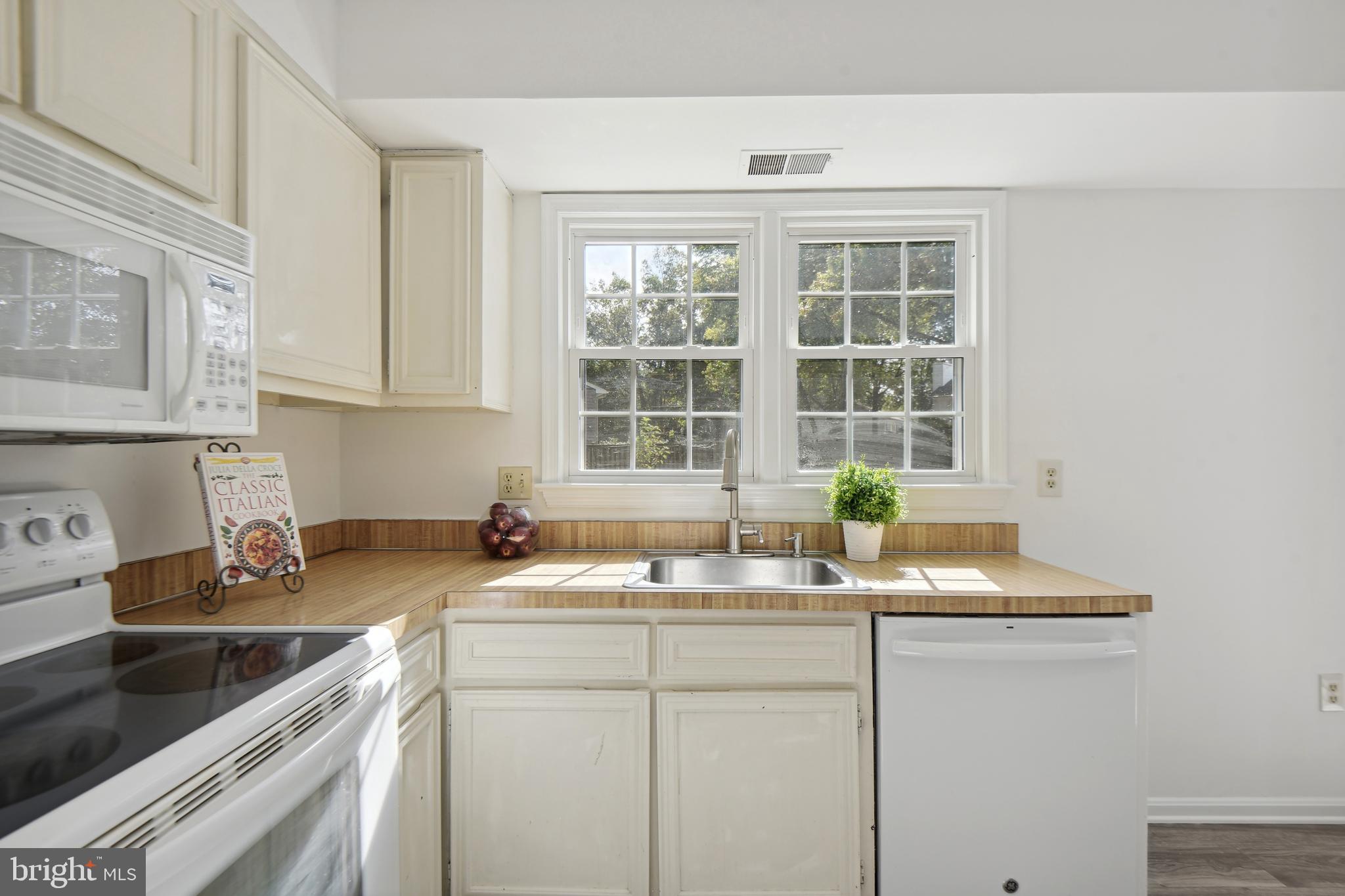7005 Whetstone Road Alexandria, VA 22306 - Photo 14 of 34 KITCHEN