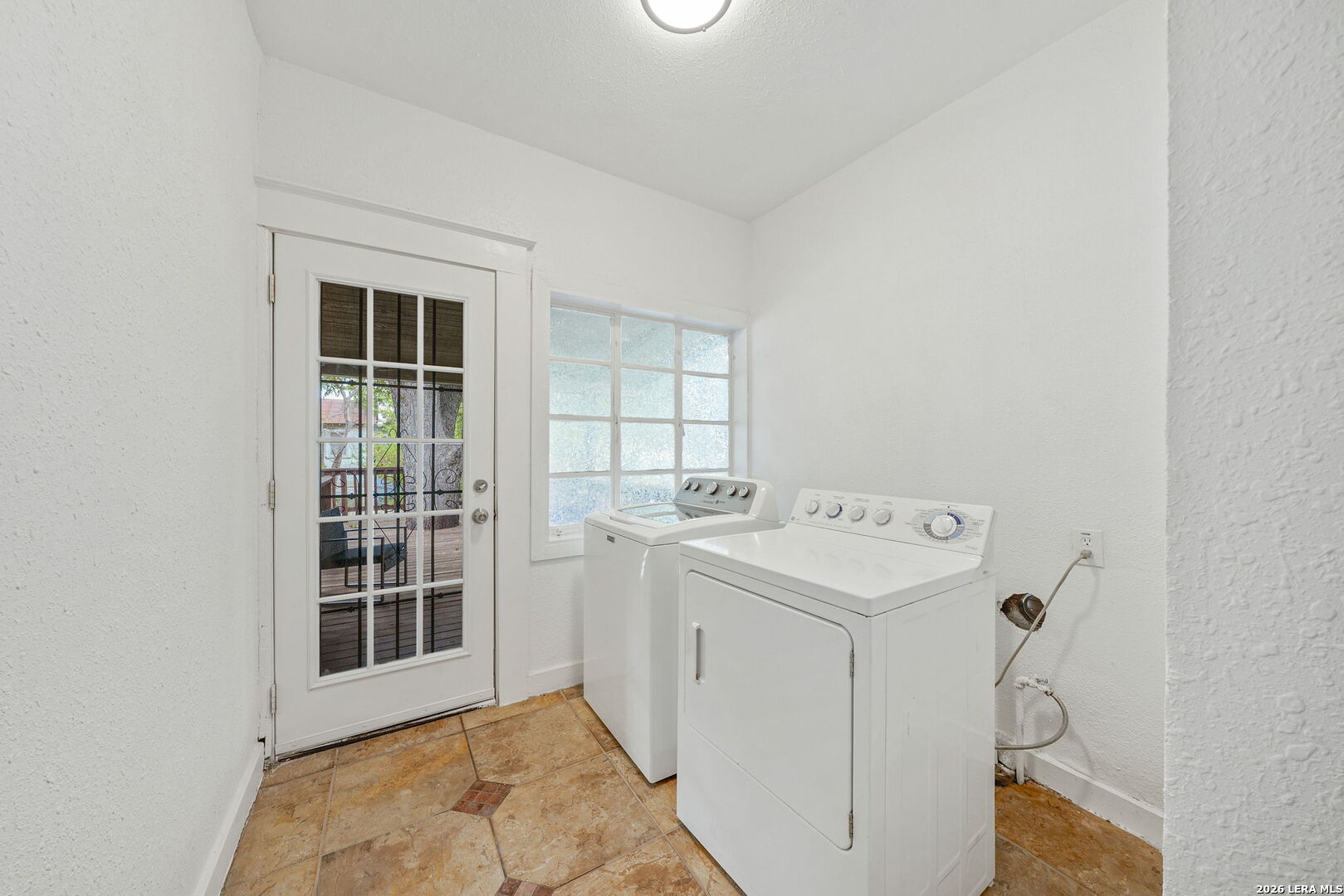 636 Rigsby Avenue San Antonio, TX 78210 - Photo 16 of 23 a utility room with dryer and washer