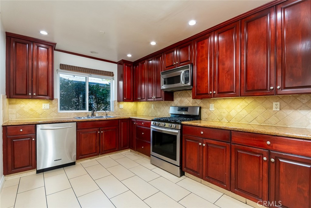 10160 Fernglen Avenue, Unit 7 Tujunga, CA 91042 - Photo 11 of 37