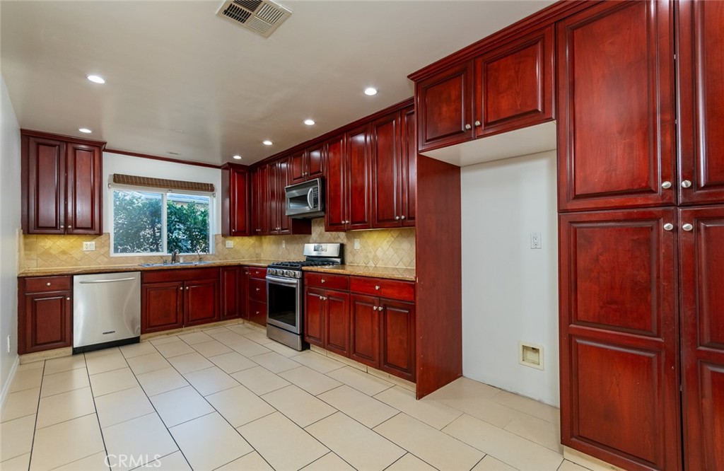 10160 Fernglen Avenue, Unit 7 Tujunga, CA 91042 - Photo 12 of 37