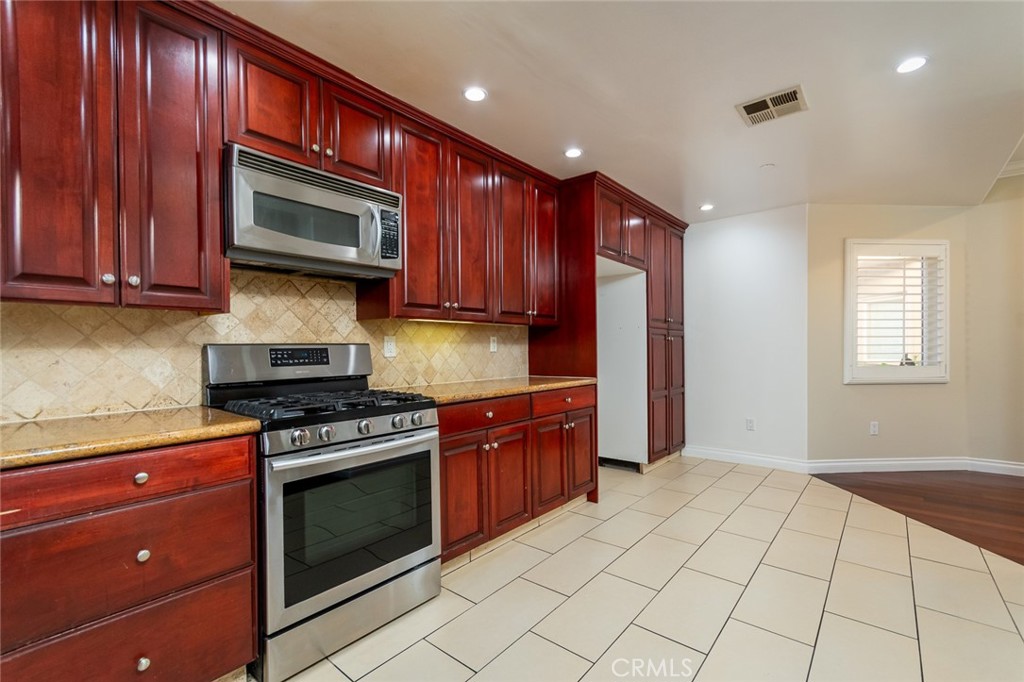 10160 Fernglen Avenue, Unit 7 Tujunga, CA 91042 - Photo 13 of 37