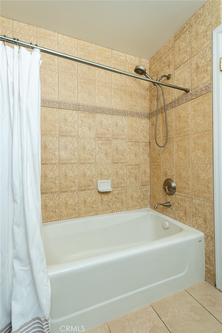 10160 Fernglen Avenue, Unit 7 Tujunga, CA 91042 - Photo 24 of 37